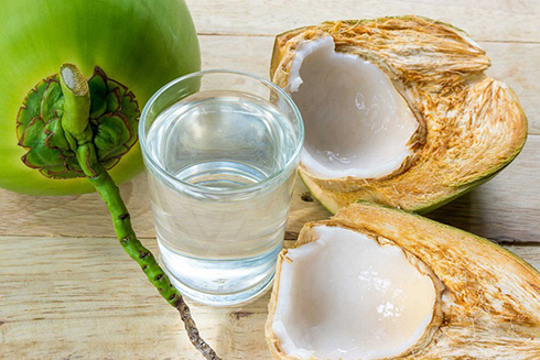 Nước dừa nên uống ngay sau khi hái để có dinh dưỡng tốt nhất. Ảnh minh họa