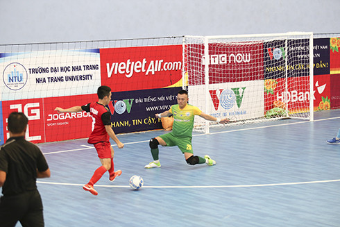 Đội Đà Nẵng (áo đỏ) đã có trận thắng trước Sanvinest Sanna Khánh Hòa lượt 3.