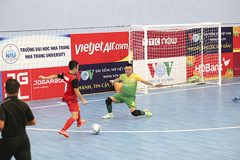 Sahaco vươn lên dẫn đầu, VietFootball chìm sâu