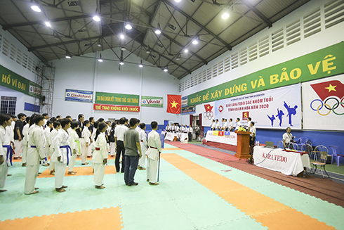 Hơn 140 võ sinh tranh tài giải Karatedo các nhóm tuổi tỉnh