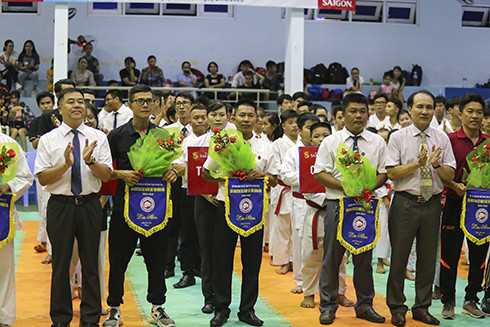 Leaderships of Khanh Hoa Provincial Department of Culture and Sports offering souvenir flags to teams