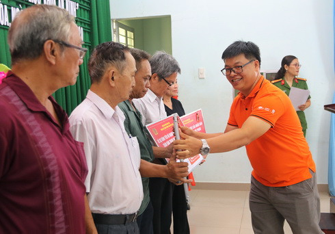 Lãnh đạo FPT chi nhánh Khánh Hòa trao biển báo phòng ngừa tội phạm cho các khu dân cư