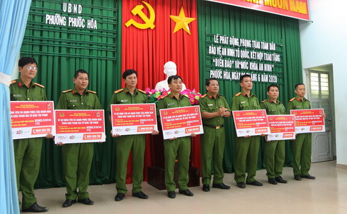 Trao biển báo phòng ngừa tội phạm cho công an các xã, phường thuộc TP. NhaTrang 