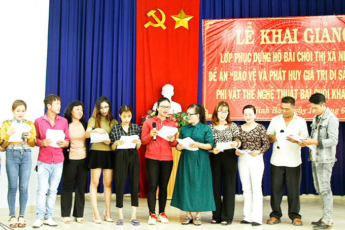 Instrumentalists and artists singing Bài Chòi at Bài Chòi class