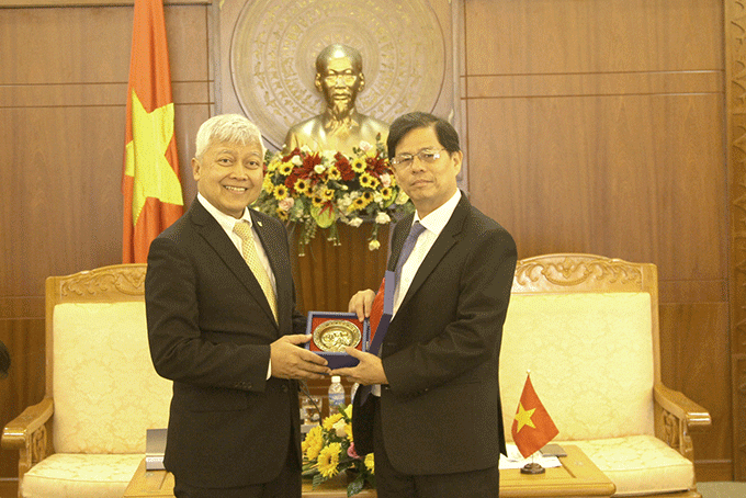 Ông Nguyễn Tấn Tuân tặng quà lưu niệm ngài Ibnu Hadi – Đại sứ Đặc mệnh toàn quyền nước Cộng hòa Indonesia tại Việt Nam.