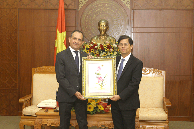 Ông Nguyễn Tấn Tuân tặng quà lưu niệm ngài Vincent Floreani – Tổng Lãnh sự Pháp tại TP.Hồ Chí Minh.