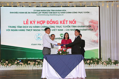 Quang cảnh lễ ký kết với Vietcombank. 