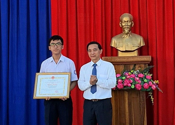 Em Hồ Lê Minh Quân nhận bằng khen của Chủ tịch UBND tỉnh. 