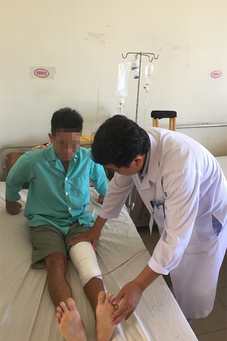 Một bệnh nhân bị nhiễm trùng hoại tử khớp gối nặng do đắp lá thuốc