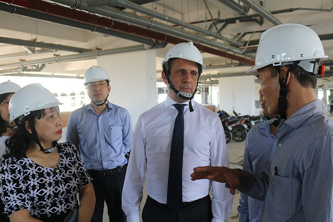Ngài Vincent Floreani, Tổng Lãnh sự Pháp tại TP. Hồ Chí Minh thăm dự án Nhà ở xã hội VCN Phước Long.