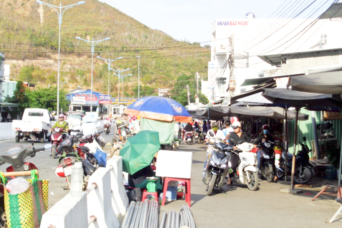 Con đường hay chợ?