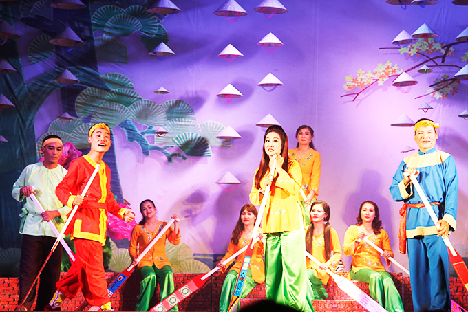 Các nghệ sĩ Nhà hát Nghệ thuật truyền thống tỉnh trong một buổi diễn phục vụ khán giả.