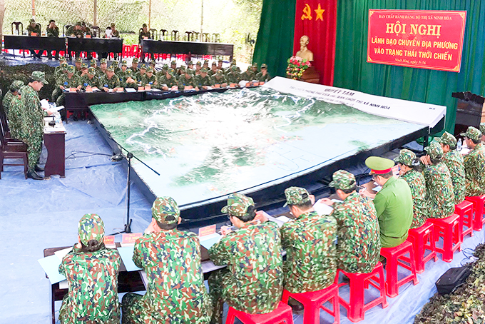 Lực lượng vũ trang thị xã Ninh Hòa diễn tập hội nghị lãnh đạo chuyển địa phương vào trạng thái thời chiến năm 2019.