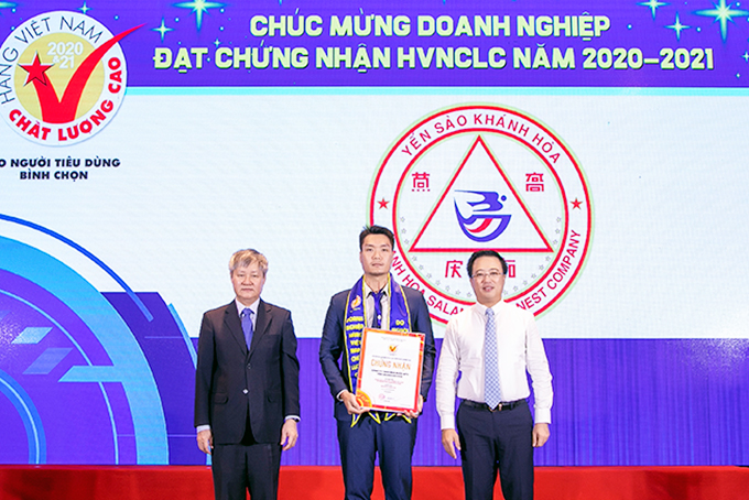 Representatives of Khanh Hoa Salanganes Nest Company receiving “High-Quality Vietnamese Product 2020” title