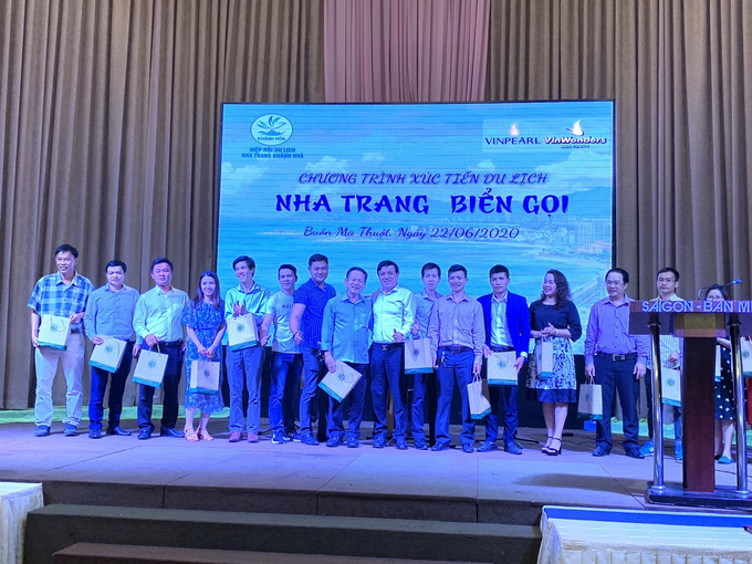 Đoàn Caravan du lịch Khánh Hòa tặng quà cho doanh nghiệp du lịch Đăk Lăk