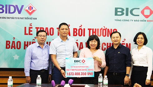 BIC Nam Trung Bộ trao tiền bảo hiểm cho Công ty TNHH MTV Đường Biên Hòa - Ninh Hòa.