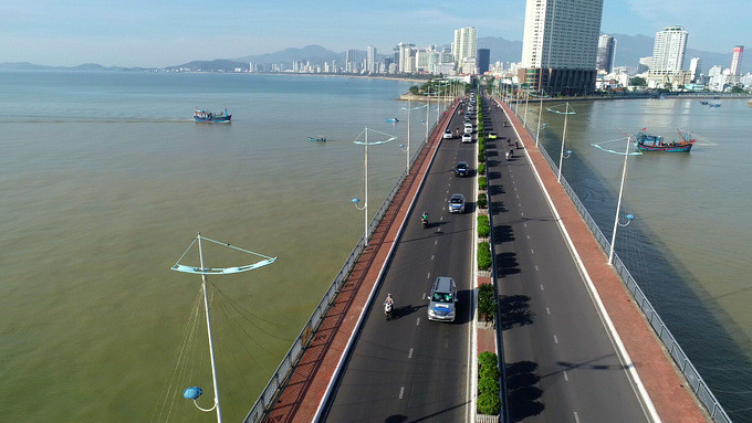 The convoy travelling on Tran Phu Bridge…