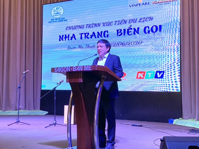Hoang Van Vinh, chairman of Nha Trang - Khanh Hoa Tourism Association, speaking at meeting with tourism businesses in Dak Lak Province. 