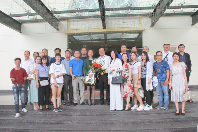 Tourism businesses of Da Lat City offering flowers to Khanh Hoa caravan group