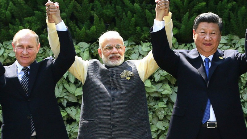 Tổng thống Nga Vladimir Putin, Thủ tướng Ấn Độ Narendra Modi và Chủ tịch Trung Quốc Tập Cận Bình trong cuộc gặp Thượng đỉnh tại Ấn Độ, năm 2016. (Nguồn: AP).