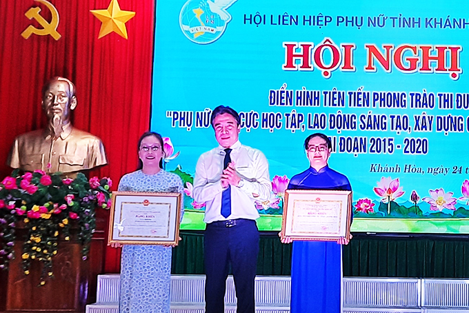 Ông  Nguyễn Khắc Toàn trao bằng khen của UBND tỉnh cho 2 tập thể.