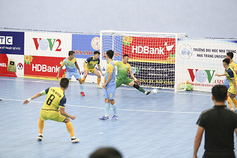 Pha ghi bàn từ tình huống cố định rất hay của đội trưởng Mi-Woen (Cao Bằng) vào lưới đội Sanvinest Sanna Khánh Hòa.