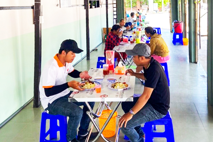 Ấm lòng với quán cơm 5.000 đồng