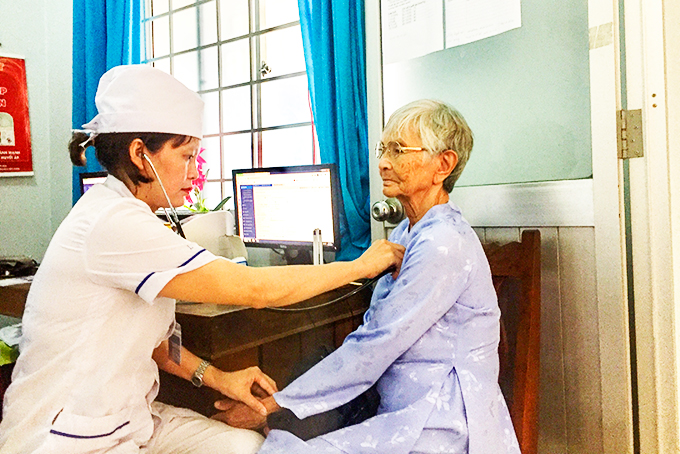 Khám bệnh cho người dân tại trạm y tế ở huyện Cam Lâm. 