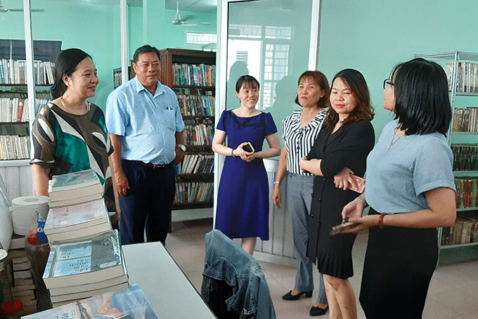 Tiến sĩ Vũ Dương Thúy Ngà (bìa trái) tìm hiểu thực tế tại Thư viện TP.Nha Trang. 