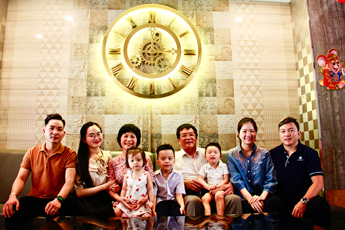 Ba thế hệ gia đình bà Hà Thị Mai. 
