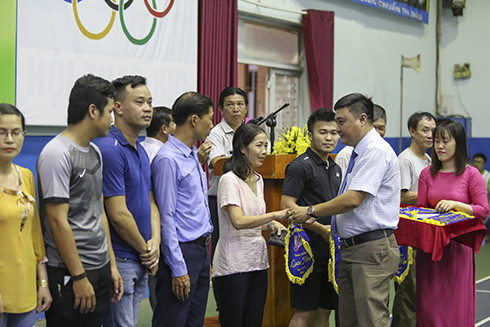 Ban tổ chức tặng cờ lưu niệm cho các đội dự giải.