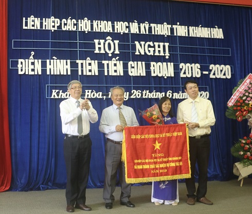 Ông Đặng Vũ Minh - Chủ tịch Liên hiệp các Hội KH-KT Việt Nam trao cờ thi đua xuất sắc cho Liên hiệp Hội 