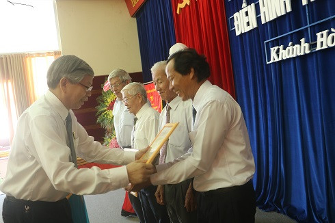Ông Đặng Vũ Minh - Chủ tịch Liên hiệp các Hội KH-KT Việt Nam trao bằng khen cho các tập thể xuất sắc trong phong trào thi đua yêu nước 