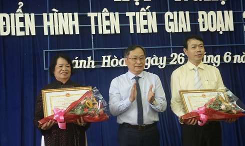 Ông Nguyễn Đắc Tài - Phó Chủ tịch Thường trực UBND tỉnh Khánh Hòa trao bằng khen cho 2 tập thể xuất sắc trong phong trào thi đua yêu nước