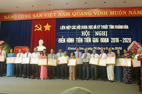 Ông Bùi Mau - Chủ tịch Liên hiệp các Hội KH-KT tỉnh Khánh Hòa trao giấy khen cho các tập thể