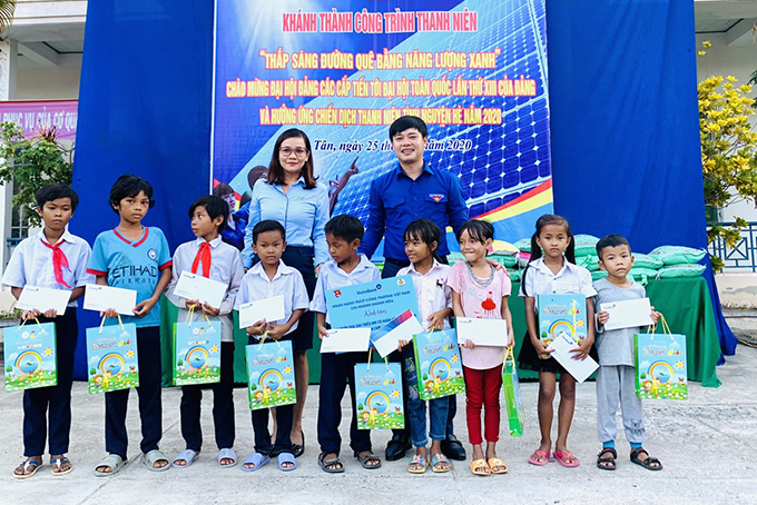 Trao quà cho học sinh khó khăn xã Sơn Tân