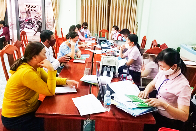 Cán bộ Phòng Giao dịch Ngân hàng Chính sách xã hội huyện Diên Khánh giao dịch với người dân.