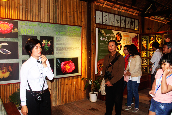 Nhân viên Công ty Cổ phần Du lịch Long Phú hướng dẫn du khách tham quan, vui chơi.