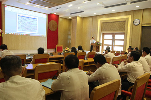 TS-LS Nguyễn Đình Thơ truyền đạt tại lớp bồi dưỡng.