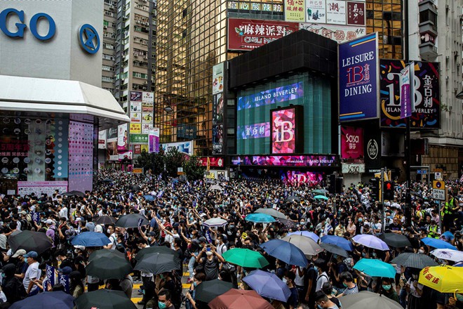 Người biểu tình tập trung tại một khu phố ở Hồng Kông chiều 24/5. Ảnh: AFP.