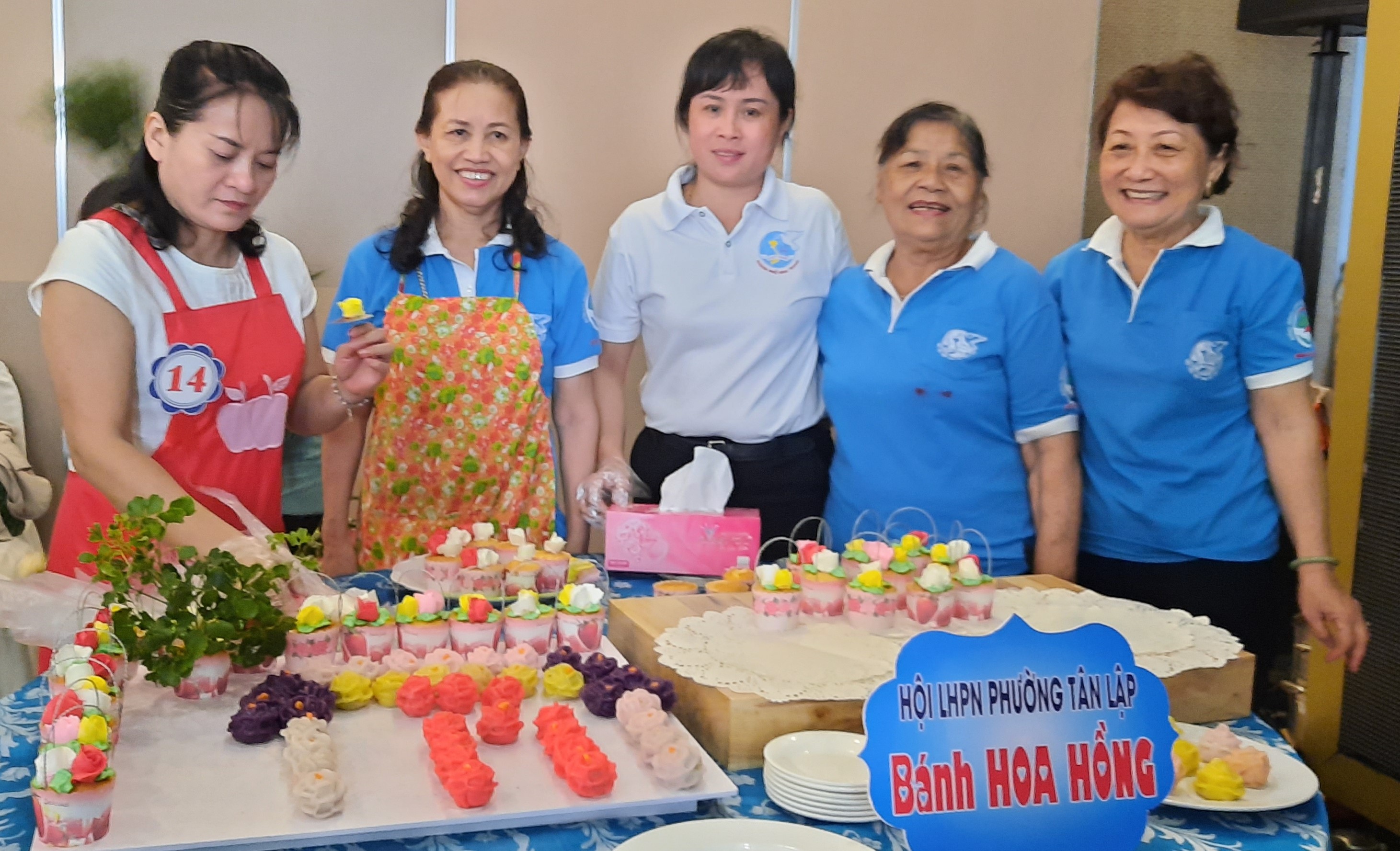 Một đội đang làm bánh tại hội thi