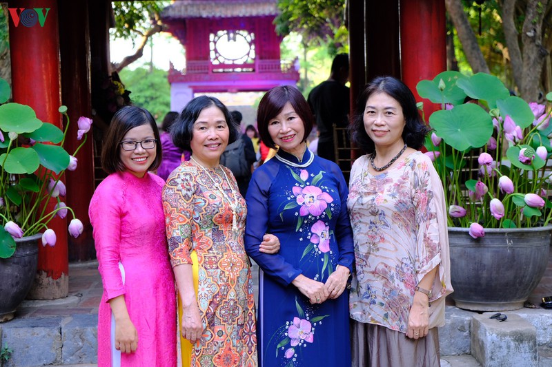 Các hội viên của CLB Phụ nữ với di sản văn hóa chụp hình lưu niệm với không gian ngập tràn sắc sen tại Văn miếu Quốc Tử Giám.
