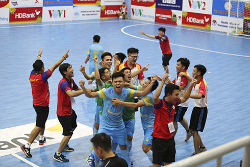 Niềm vui vỡ òa của cầu thủ và ban huấn luyện Sanvinest Sanatech Khánh Hòa sau trận thắng kịch tính.
