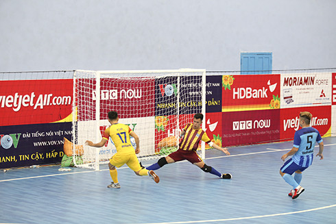 Quảng Nam (áo vàng) có trận thắng nhẹ trước VietFootball.