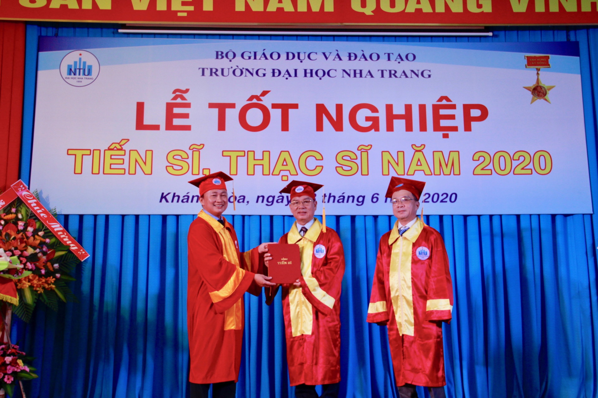TS. Quách Hoài Nam, Phó Hiệu trưởng Trường Đại học Nha Trang trao bằng tốt nghiệp tiến sĩ.