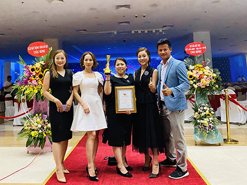 Ban lãnh đạo Công ty TNHH Tập đoàn thương mại và đầu tư New City vui mừng bên giải thưởng Sàn bất động sản tiêu biểu Việt Nam năm 2019