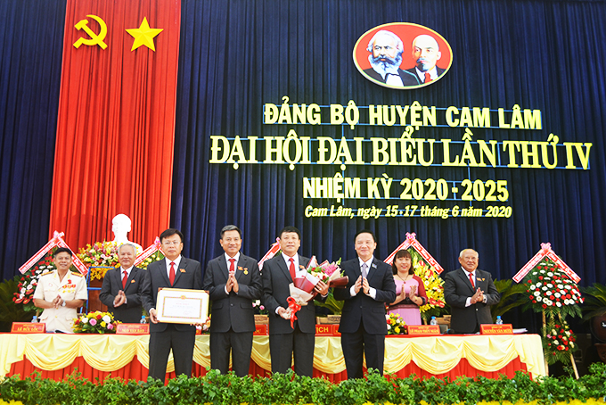 Đồng chí Nguyễn Khắc Định trao bằng khen cho Đảng bộ huyện Cam Lâm tại đại hội.