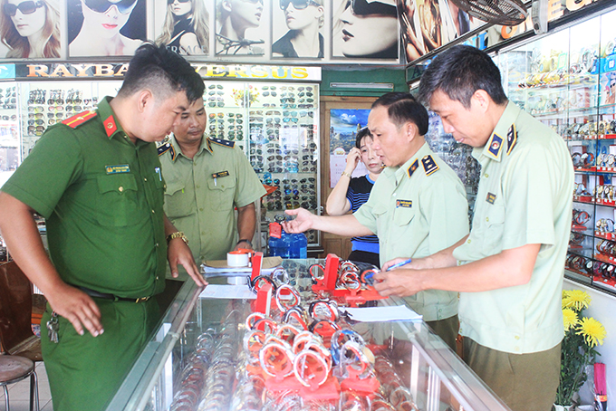Lực lượng chức năng kiểm tra một cửa hàng kinh doanh đồng hồ trên đường Phan Bội Châu (TP. Nha Trang).
