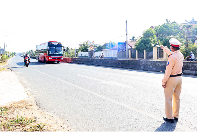 Cảnh sát giao thông kiểm tra phương tiện trên Quốc lộ 1 qua thị xã Ninh Hòa.