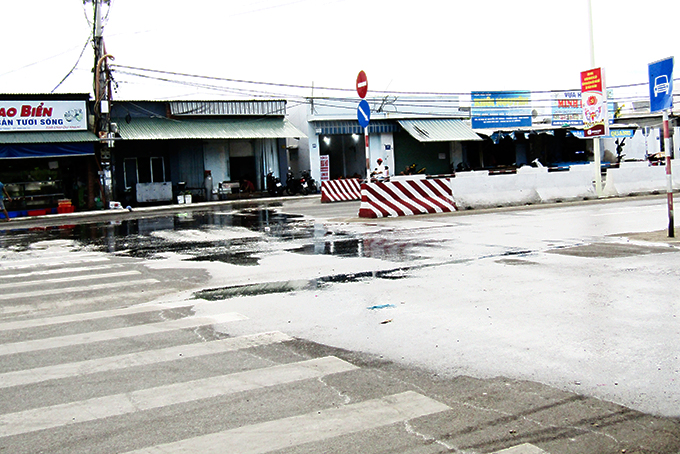 Kinh doanh hải sản, xả nước thải ra đường